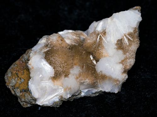 Natrolite (?), Stilbite<br />Hvalfjörður, Reikiavik Norte, Islandia<br />63x38x34mm<br /> (Author: Bergur_E_Sigurdarson)