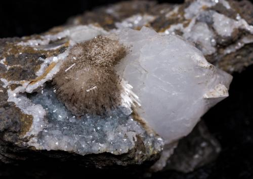 Calcite, Heulandite-Ca, Natrolite (?) / Mesolite (?)<br />Hvalfjörður, Capital Region, Iceland<br />75x70x30mm<br /> (Author: Bergur_E_Sigurdarson)