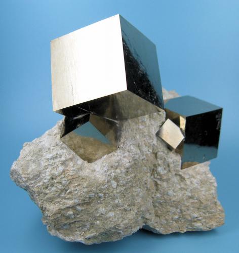 Pyrite<br /><br />95 mm x 78 mm. Main crystal: 52 mm wide, 31 mm on edge. Weight: 512 g<br /> (Author: Carles Millan)