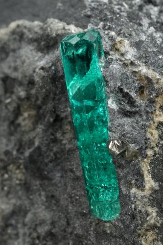 Beryl (variety emerald), Calcite<br />Coscuez mining district, Municipio San Pablo de Borbur, Western Emerald Belt, Boyacá Department, Colombia<br />27x25x16mm, xl=13x3mm<br /> (Author: Fiebre Verde)