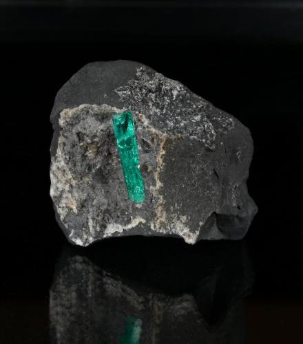 Beryl (variety emerald), Calcite<br />Coscuez (distrito minero), Municipio San Pablo de Borbur, Cinturón Esmeraldífero Occidental, Departamento Boyacá, Colombia<br />27x25x16mm, xl=13x3mm<br /> (Author: Fiebre Verde)