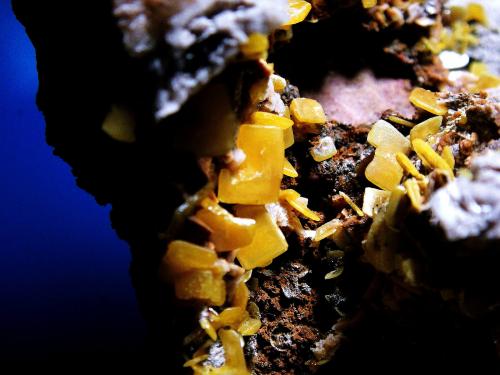 Wulfenita<br />Sidi Amer, Touissit, Distrito Touissit, Provincia Jerada, Región Oriental, Marruecos<br />Cristal central de 2 cm.<br /> (Autor: Antonio P. López)