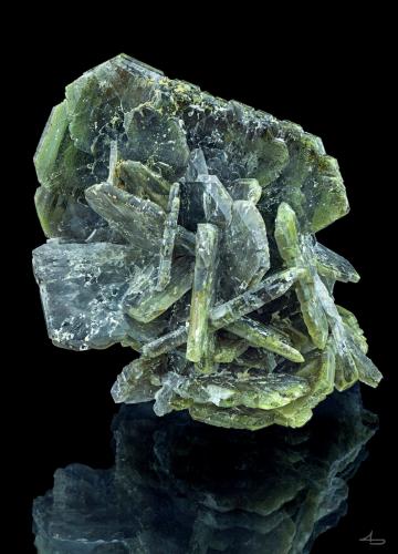 Baryte, Orpiment<br />Baia Sprie, Maramures, Romania<br />8,5 x 6,6 x 5,3 cm<br /> (Author: Niels Brouwer)