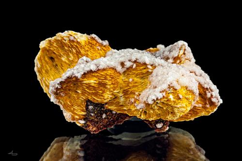 Baryte, Calcite<br />Machen Quarry, Machen, Caerphilly, Wales / United Kingdom<br />8,2 x 5,5 x 4,0 cm<br /> (Author: Niels Brouwer)