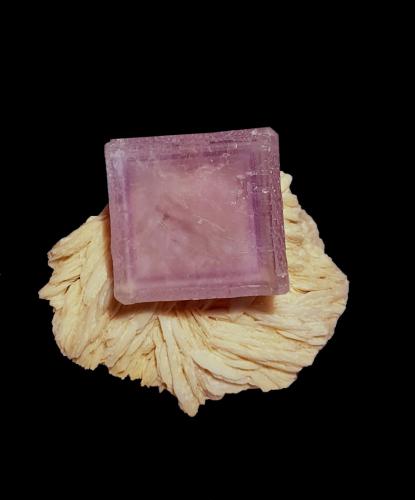 Fluorita<br />La Cabaña, Valdelmar, zona minera de Berbes, Berbes, Ribadesella, Comarca Oriente, Principado de Asturias (Asturias), España<br />6,5x5,5x5 cm.<br /> (Autor: Nacho)