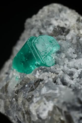 Beryl (variety emerald), Calcite<br />Muzo mining district, Western Emerald Belt, Boyacá Department, Colombia<br />37x19x24mm, xl=9x6mm<br /> (Author: Fiebre Verde)