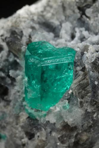 Beryl (variety emerald), Calcite<br />Muzo mining district, Western Emerald Belt, Boyacá Department, Colombia<br />37x19x24mm, xl=9x6mm<br /> (Author: Fiebre Verde)