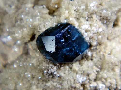 Fluorapatito<br />Pegmatita Golconda, Governador Valadares, Vale do Rio Doce, Minas Gerais, Brasil<br />Cristal de 1,5 cm.<br /> (Autor: Antonio P. López)