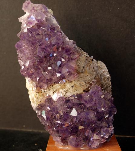 Cuarzo (variedad amatista)<br />Brasil<br />12 x 6.5 cm<br /> (Autor: Pedro Antonio)