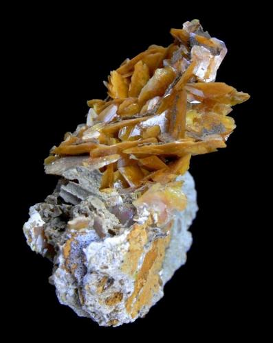 Wulfenita<br />Concesión Laura, Los Lastonares, Albuñuelas, Comarca Valle de Lecrín, Granada, Andalucía, España<br />Pieza de 5.6x3cm con agregado de 4cm y cristales de 1.3cm<br /> (Autor: DAni)