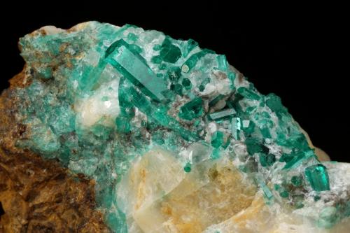 Beryl (variety emerald), Calcite<br />Peñas Blancas Mine, Municipio San Pablo de Borbur, Western Emerald Belt, Boyacá Department, Colombia<br />52x80x79mm, main xl=12mm<br /> (Author: Fiebre Verde)