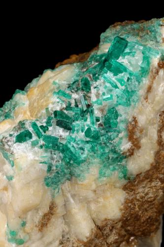 Beryl (variety emerald), Calcite<br />Peñas Blancas Mine, Municipio San Pablo de Borbur, Western Emerald Belt, Boyacá Department, Colombia<br />52x80x79mm, main xl=12mm<br /> (Author: Fiebre Verde)