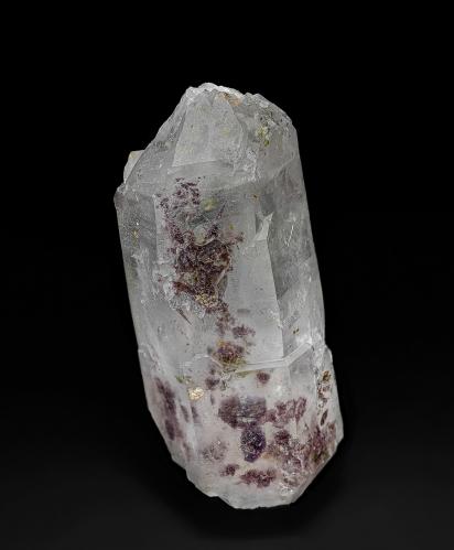 Quartz, Axinite<br />New Melones Dam, Jamestown, Calaveras County, California, USA<br />7.5 x 3.5 cm<br /> (Author: am mizunaka)