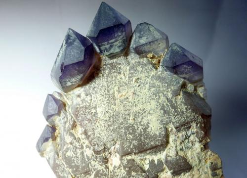Cuarzo (variedad amatista)<br />Pedrera Can Súria (Pedrera Guixeres), Maçanet de la Selva, Comarca La Selva, Gerona / Girona, Cataluña / Catalunya, España<br />Medida: 10,7 x 6,3 x 4,5 cm<br /> (Autor: Sergio Pequeño)