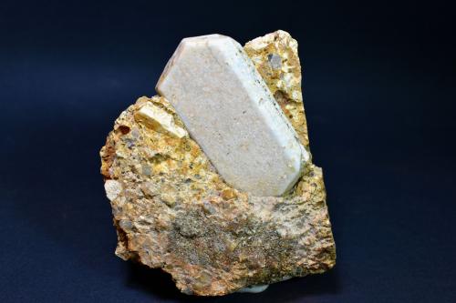 Ortoclasa<br />Porphyry outcrop, Río Guadarramilla, Dos Torres, Comarca Los Pedroches, Córdoba, Andalusia, Spain<br />Cristal de 55 x 30 mm.<br /> (Autor: Antonio P. López)
