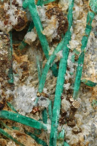 Beryl (variety emerald), Albite (variety cleavelandite), Pyrite<br />Chivor mining district, Municipio Chivor, Eastern Emerald Belt, Boyacá Department, Colombia<br />57x87x46mm, longest xl=44mm<br /> (Author: Fiebre Verde)