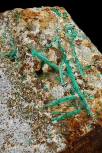 Beryl (variety emerald), Albite (variety cleavelandite), Pyrite<br />Chivor mining district, Municipio Chivor, Eastern Emerald Belt, Boyacá Department, Colombia<br />57x87x46mm, longest xl=44mm<br /> (Author: Fiebre Verde)