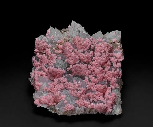 Rhodochrosite, Quartz<br />Mina Oppu, Nishimeya-mura, Distrito Nakatsugaru, Prefectura Aomori, Región Tohoku, Isla Honshu, Japón<br />7.1 x 8.4 cm<br /> (Author: am mizunaka)