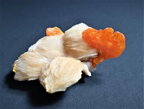 Wulfenite, Baryte<br />Les Dalles Mine (Lidal Mine), Mibladen mining district, Mibladen, Midelt, Midelt Province, Drâa-Tafilalet Region, Morocco<br />53 mm x 35 mm x 21 mm<br /> (Author: Don Lum)