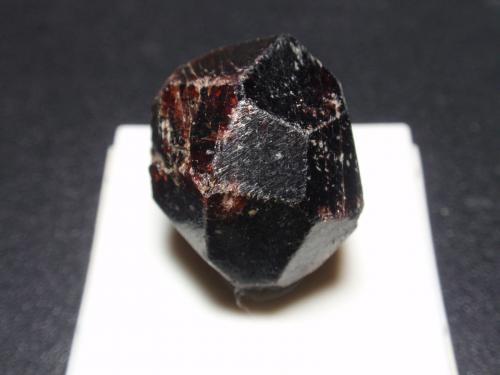 Almandino (Grupo Granate)<br />Tongbei, Yunxiao, Zhangzhou Prefecture, Fujian Province, China<br />20x25 mm<br /> (Autor: Ignacio)