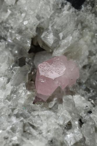 Fluorapatite and Calcite<br />Chivor mining district, Municipio Chivor, Eastern Emerald Belt, Boyacá Department, Colombia<br />73x50x43mm, aggregate=25x15mm, fluorapatite xl=6mm<br /> (Author: Fiebre Verde)