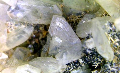 Tarbuttita<br />Mina Kabwe (Mina Broken Hill), Kabwe (Kabwe-Ka Mukuba), Distrito Kabwe, Provincia Central, Zambia<br />Cristal central de 3 mm.<br /> (Autor: Antonio P. López)