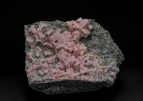 Rhodochrosite<br />Broken Hill, Condado Yancowinna, Nueva Gales del Sur, Australia<br />6.8 x 4.9 cm<br /> (Author: am mizunaka)