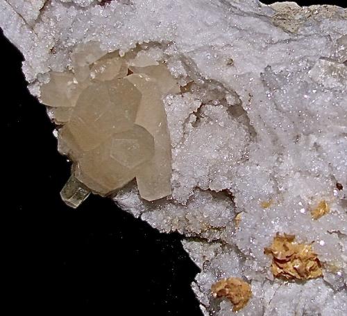 Calcite and Dolomite on Quartz<br />Afloramientos Carretera Estatal 37, Harrodsburg, Clear Creek, Condado Monroe, Indiana, USA<br />The Calcite crystals are up to 3.5 cm<br /> (Author: Bob Harman)
