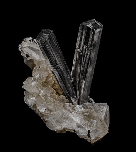 Schorl, Topaz<br />Stak Nala, Haramosh Mountains, Skardu District, Gilgit-Baltistan (Northern Areas), Pakistan<br />7.0 x 6.4 cm<br /> (Author: am mizunaka)