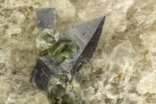 Anatase<br />Cantera Poudrette, Mont Saint-Hilaire, La Vallée-du-Richelieu RCM, Montérégie, Québec, Canadá<br />FOV = 1.5mm<br /> (Author: Doug)