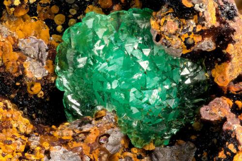 Adamite<br />Mina Mohawk, Colina Mohawk, Montes Clark, Distrito Clark Mountain (Distrito Clark), Condado San Bernardino, California, USA<br />FOV = 2.4 mm<br /> (Author: Doug)