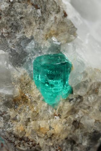 Beryl (variety emerald), Calcite, Pyrite<br />Chivor (distrito minero), Municipio Chivor, Cinturón Esmeraldífero Oriental, Departamento Boyacá, Colombia<br />30x27x21mm, xl=5mm<br /> (Author: Fiebre Verde)