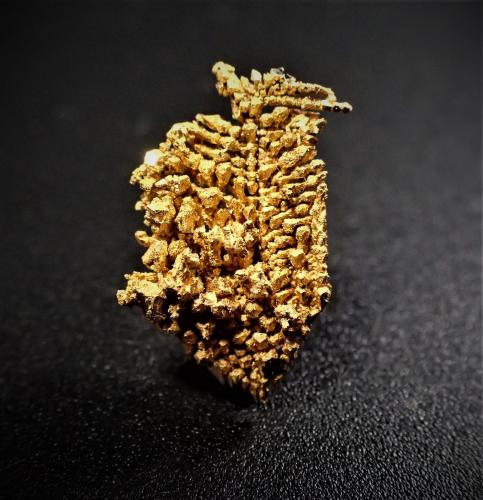 Gold<br />Round Mountain Mine, Round Mountain, Round Mountain District, Nye County, Nevada, USA<br />16 mm x 11 mm x 6 mm<br /> (Author: Don Lum)