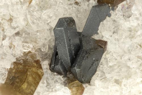 Ilmenite, Enstatite<br />Summit Rock, Klamath County, Oregon, USA<br />FOV = 1.4 mm<br /> (Author: Doug)