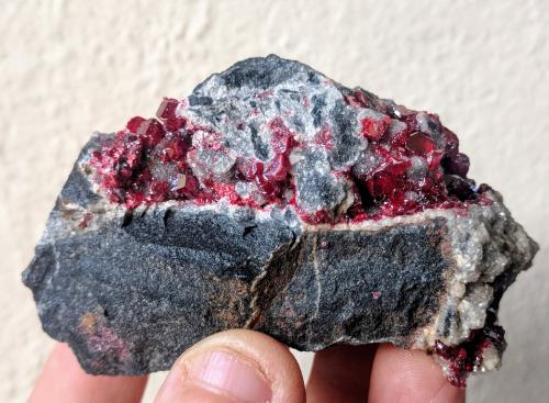 Cinabrio, Calcita, Dolomita<br />Almaden Mine, Almadén, Comarca Valle de Alcudia, Ciudad Real, Castilla-La Mancha, Spain<br />7,9 x 4,8 cm.<br /> (Autor: Carles)