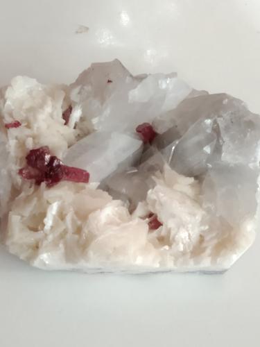 Cinabrio, sobre Cuarzo y Dolomita<br />Chatian Mine, Chatian District, Fenghuang, Xiangxi Autonomous Prefecture, Hunan Province, China<br />6 x 5 x 2 centimetros<br /> (Autor: Pedro Apita)