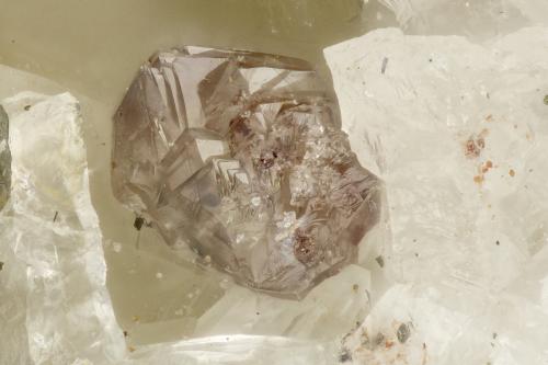 Scheelite<br />Túnel Quartz, Finca Van Silver, Arroyo Brandywine, Distrito minero Vancouver, Isla de Vancouver, Columbia Británica, Canadá<br />FOV = 1.1 mm<br /> (Author: Doug)