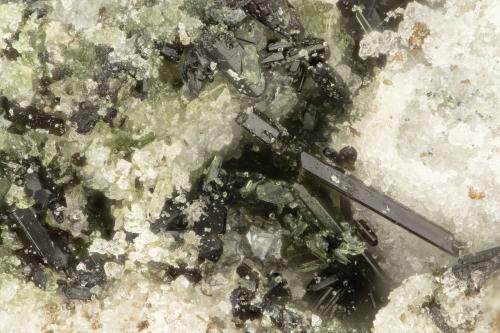 Aenigmatite<br />Bahía Taratimi (Bahía Crater), Isla Mayor (Tuhua), Nueva Zelanda<br />FOV = 1.4 mm<br /> (Author: Doug)
