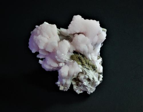 Calcite (variety manganoan calcite)<br />N'Chwaning mining area, Kuruman, Kalahari manganese field (KMF), Northern Cape Province, South Africa<br />70 mm x 55 mm x 47 mm<br /> (Author: Don Lum)