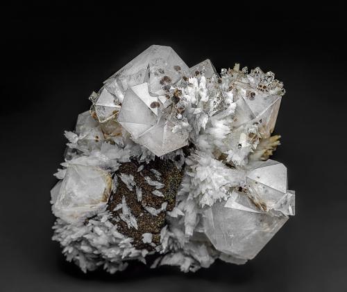Quartz, Calcite, Siderite<br />Potosí Mine, Santo Domingo (Francisco Portillo), Santa Eulalia District, Municipio Aquiles Serdán, Chihuahua, Mexico<br />7.6 x 6.7 cm<br /> (Author: am mizunaka)