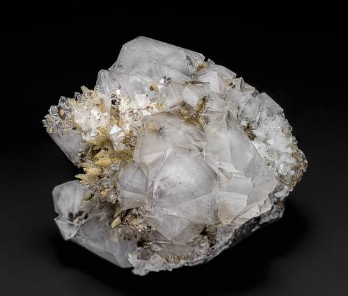 Quartz, Calcite, Siderite<br />Potosí Mine, Santo Domingo (Francisco Portillo), Santa Eulalia District, Municipio Aquiles Serdán, Chihuahua, Mexico<br />7.6 x 6.7 cm<br /> (Author: am mizunaka)