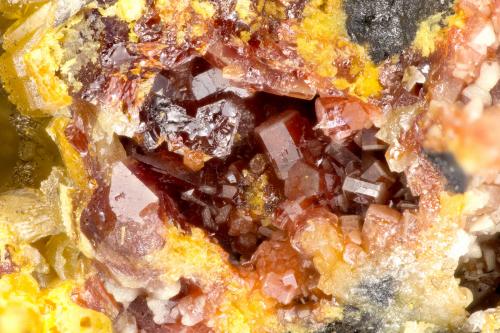 Vanadinite<br />Zona Rambla Amazon-Río Hassayampa, Condado Yavapai, Arizona, USA<br />FOV = 2.1 mm<br /> (Author: Doug)