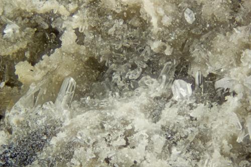 Anglesite<br />Mina Saddleback Old Mine, Colina Blencathra (Colina Saddleback), Distrito English Lake, (antes Cumberland), Cumbria, Inglaterra / Reino Unido<br />FOV = 2.0 mm<br /> (Author: Doug)