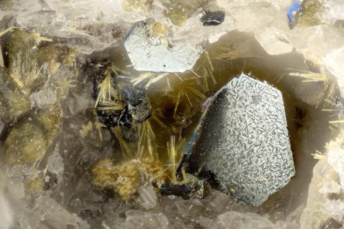 Hematite, Aegirine<br />Summit Rock, Klamath County, Oregon, USA<br />FOV = 1.7 mm<br /> (Author: Doug)