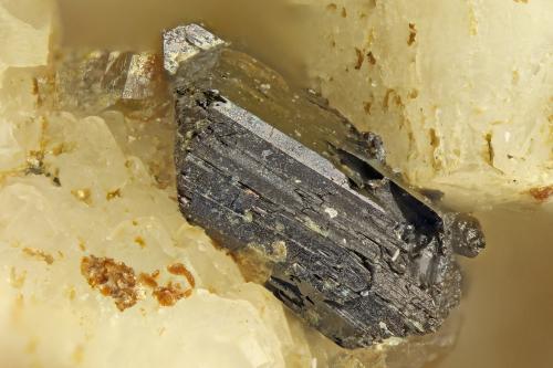 Allanite-(Ce)<br />Washington Pass, Batolito Golden Horn, Condado Okanogan, Washington, USA<br />FOV = 2.0 mm<br /> (Author: Doug)