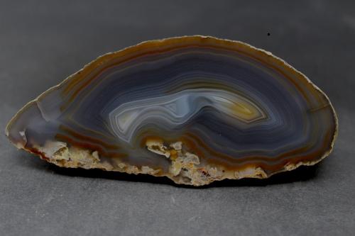 Cuatia agate cut and polished. Fluorescent specimen (Author: condoragatemines)