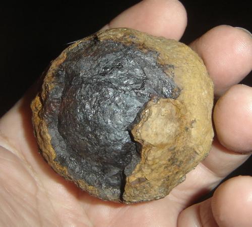 Goethita<br />Area rural Bom Despacho, Bom Despacho, Minas Gerais, Brazil<br />5,7 x 5,5 x 5,5 cm<br /> (Autor: Anisio Claudio)