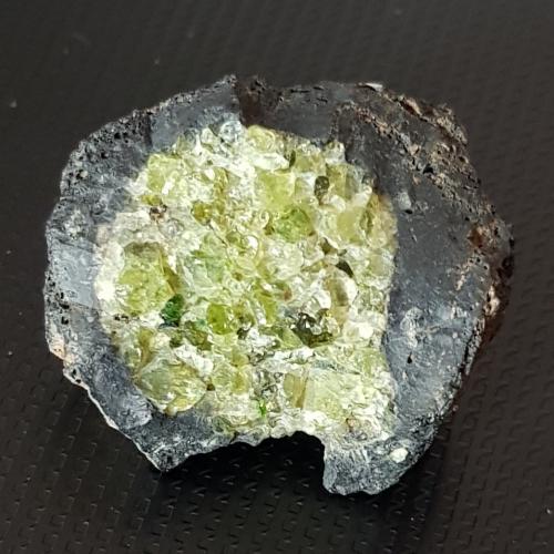 Fayalite-Forsterite Series (olivino)<br />Volcán del Puig de la Banya del Boc, Llorà, Sant Martí de Llémena, Comarca Gironès, Gerona / Girona, Cataluña / Catalunya, España<br />3 x 3 x 2<br /> (Autor: prudenci gatell)