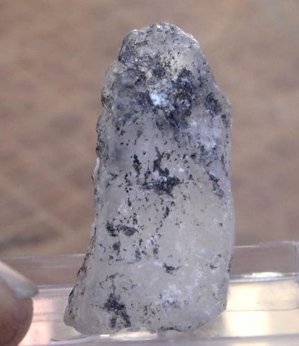 Phenakite<br />Talho Aberto Mine, Rio Piracicaba (São Miguel de Piracicaba), Minas Gerais, Brazil<br />4 x 1,4 x 1,4 cm<br /> (Author: Anísio Cláudio)