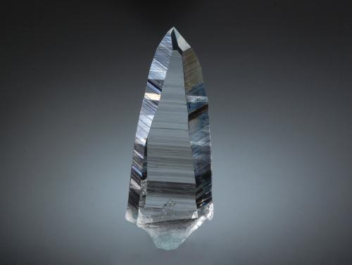 Quartz<br />Mina Peñas Blancas, Municipio San Pablo de Borbur, Cinturón Esmeraldífero Occidental, Departamento Boyacá, Colombia<br />2.5 x 6.6 cm<br /> (Author: crosstimber)